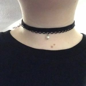 Dainty black lace choker w/ pearl